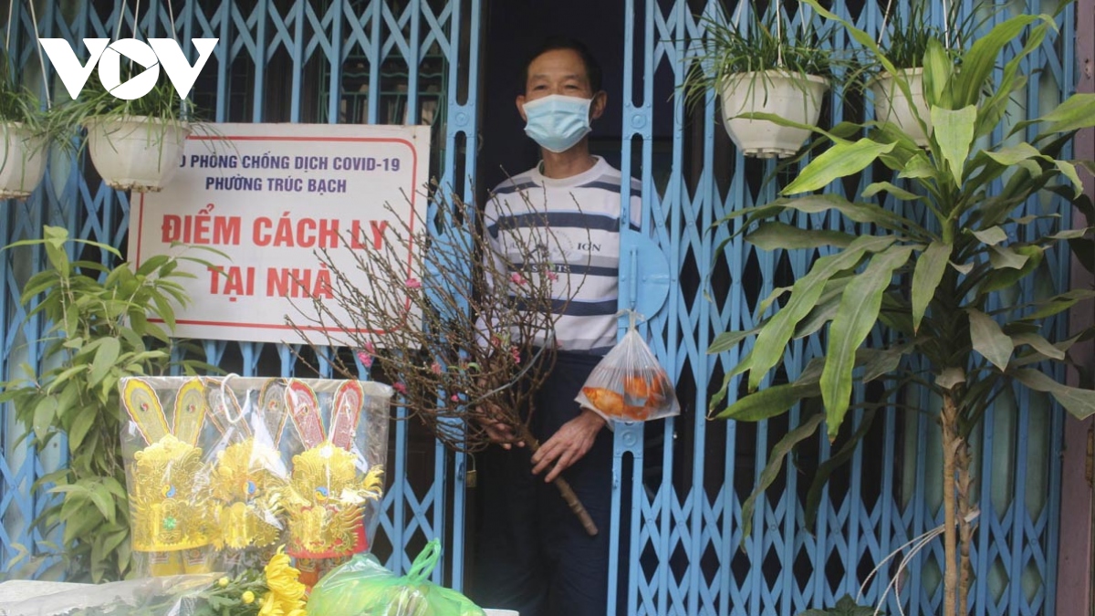 COVID-19 cases in Hanoi receive Tet gifts